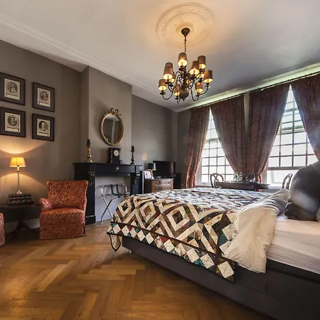 De Schiedamse Bed and Breakfast 4*